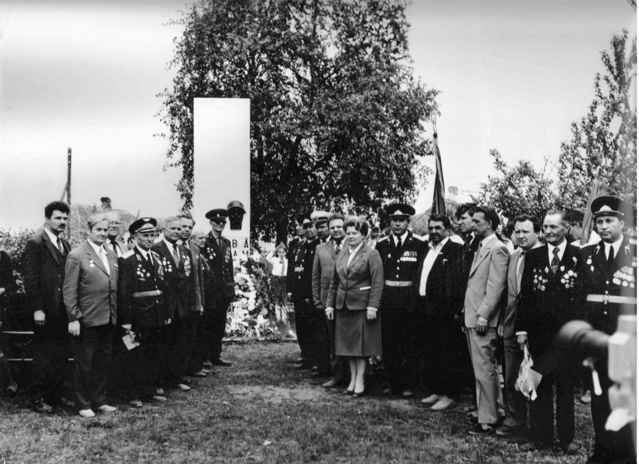 п. Маслова Пристань. Ветераны войны и гости у обелиска воинам-мостостроителям. 1985 г.