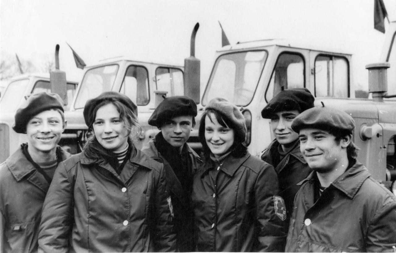 с. Большое Городище. выпускники 10 класса идут в механизаторы. 1974 г.